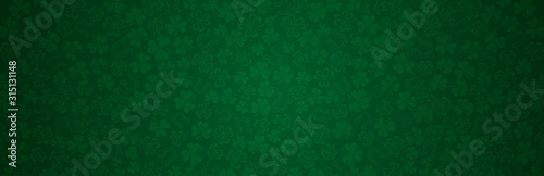 Photo Green Patricks Day greeting banner with green clovers