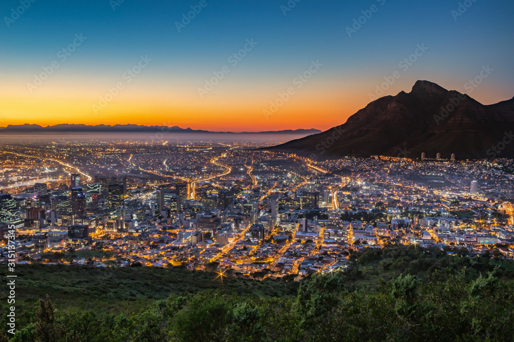 Fototapeta premium Widok na Table Mountain i Cape Town City o wschodzie słońca w piękny poranek, Cape Town, Republika Południowej Afryki