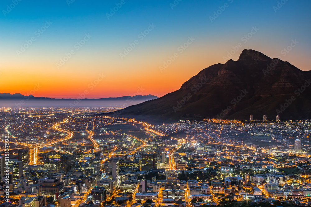 Naklejka premium Widok na Table Mountain i Cape Town City o wschodzie słońca w piękny poranek, Cape Town, Republika Południowej Afryki