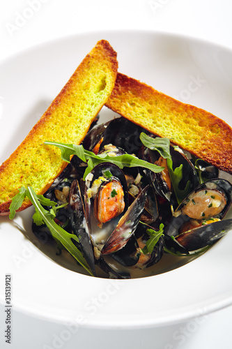 Blue Mussels in Cream Sauce with Spicy French Baguette