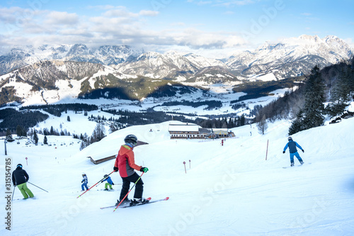 skifahrer in fieberbrunn skigebiet