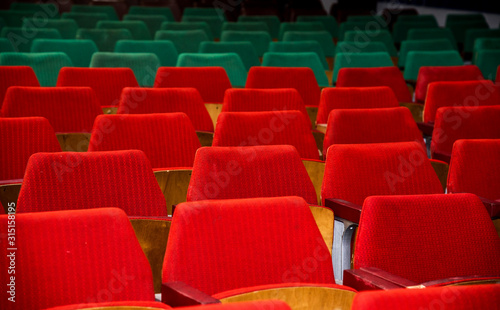 Obraz na płótnie Abstract image with rows of red and green chairs w salonie