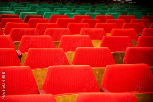 Obraz na płótnie Abstract image with rows of red and green chairs w salonie