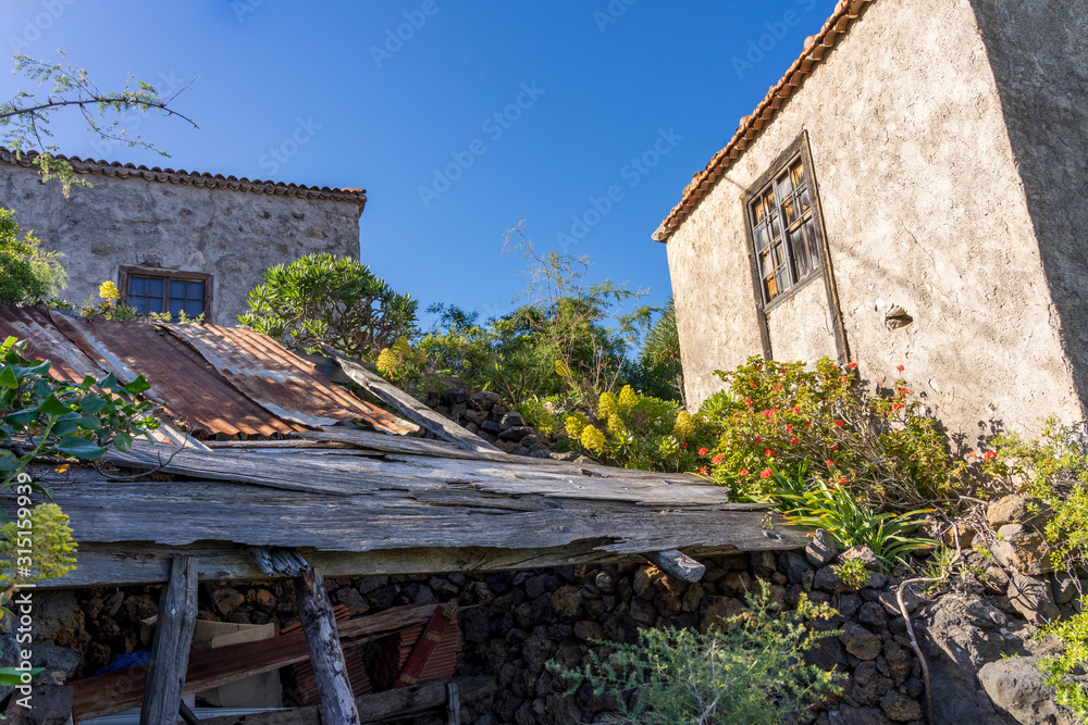 La Palma: Wanderung am Barranco Fagundo im Norden - das ursprünglich, schöne Dorf El Tablado: altes Dach / Haus