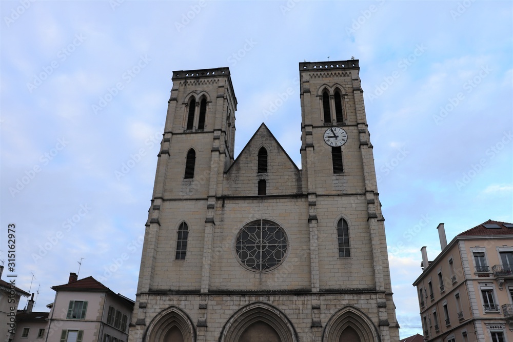 Eglise Saint Jean Baptiste dans la commune de Bourgoin Jallieu - Département de l'Isère - Région Rhône Alpes - France - Vue extérieure - Eglise catholique construite au 19 ème siècle