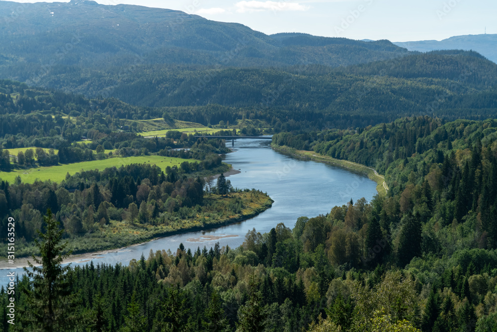 Fluss Landschaft in Norwegen im Sommer 