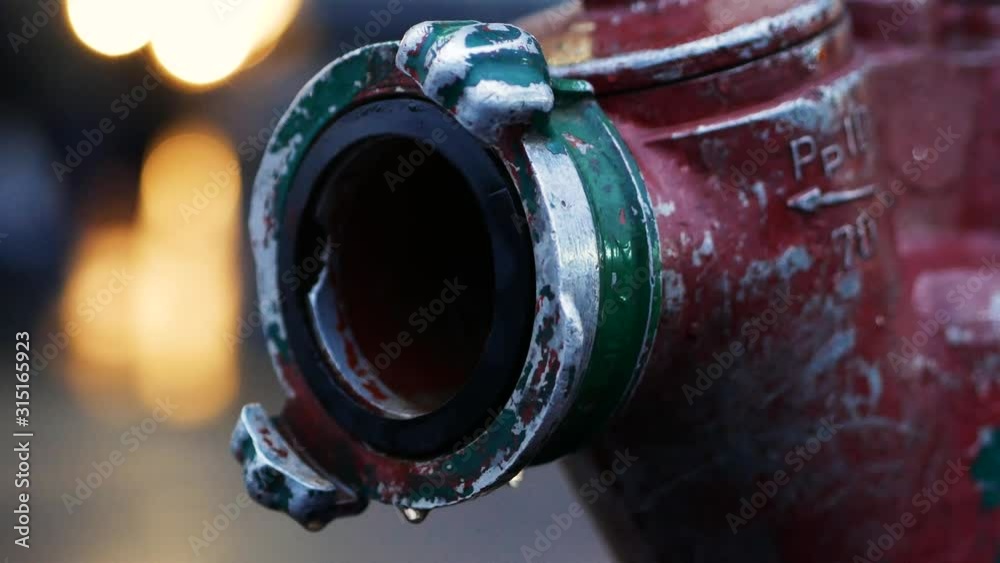 Video „Waterdrops dripping from a leaking fire hydrant during a fire