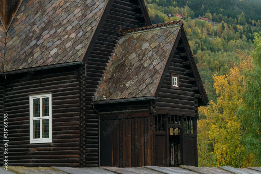Holzkirche in Norwegen mit Wald und in der Natur Holzkirche in Norwegen mit Wald und in der Natur