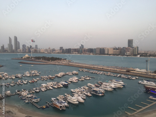 Blick über Yachten im Hafen von Abu Dhabi, VAE