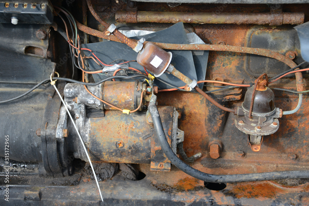 rostiger Anlasser am Dieselmotor eines Traktor rostiger Anlasser am Dieselmotor eines Traktor
