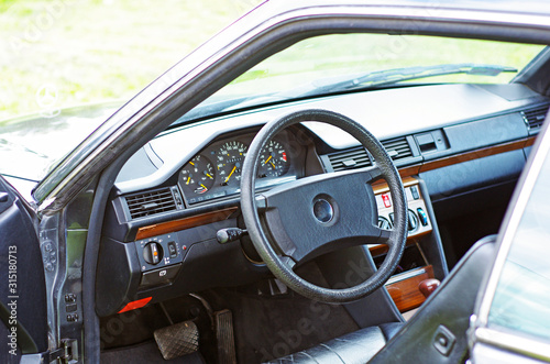 Wnętrze starego samochodu osobowego © Patryk Turek