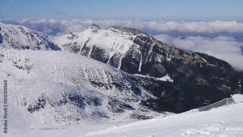 Panorama ze szczytu górskiego na zaśnieżone górskie szczyty