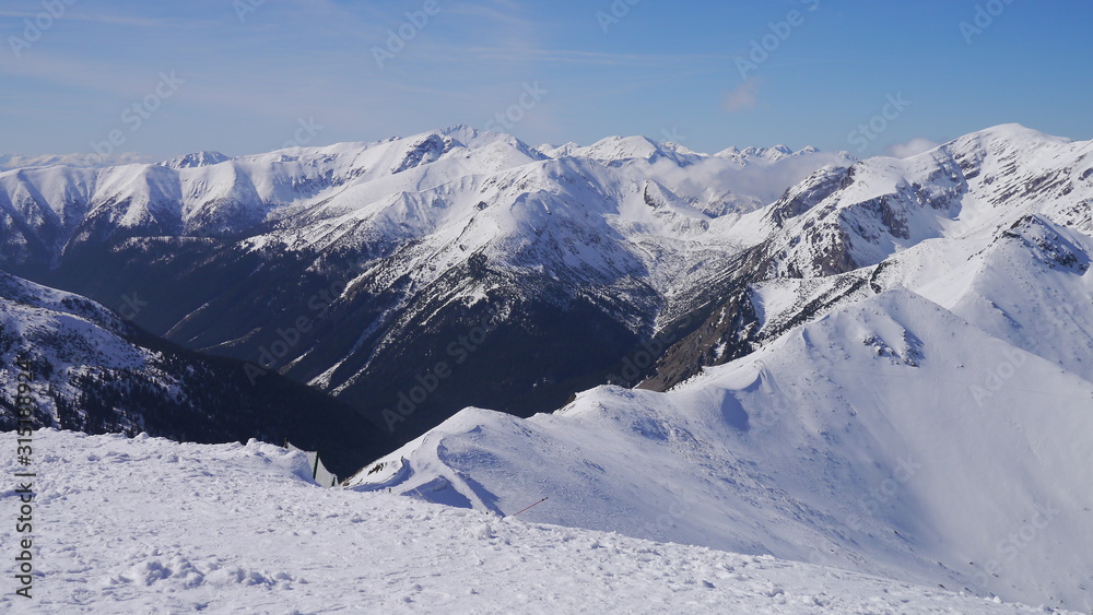 Górski krajobraz, widok na zaśnieżone szczyty gór przy ładnej pogodzie