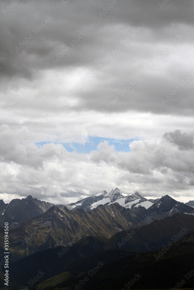 Zillertal in Tirol Blick auf die Zillertaler Alpen und die schneebedeckten Gipfel und Berge im Herbst und Winter. Alpenpanorama in Europa