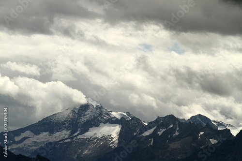 Zillertal in Tirol Blick auf die Zillertaler Alpen und die schneebedeckten Gipfel und Berge im Herbst und Winter. Alpenpanorama in Europa. Crazy clouds