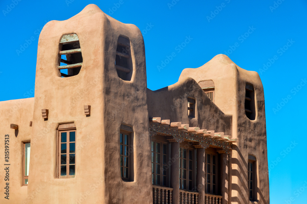 Fototapeta premium Southwestern style pueblo architecture in Santa Fe, New Mexico