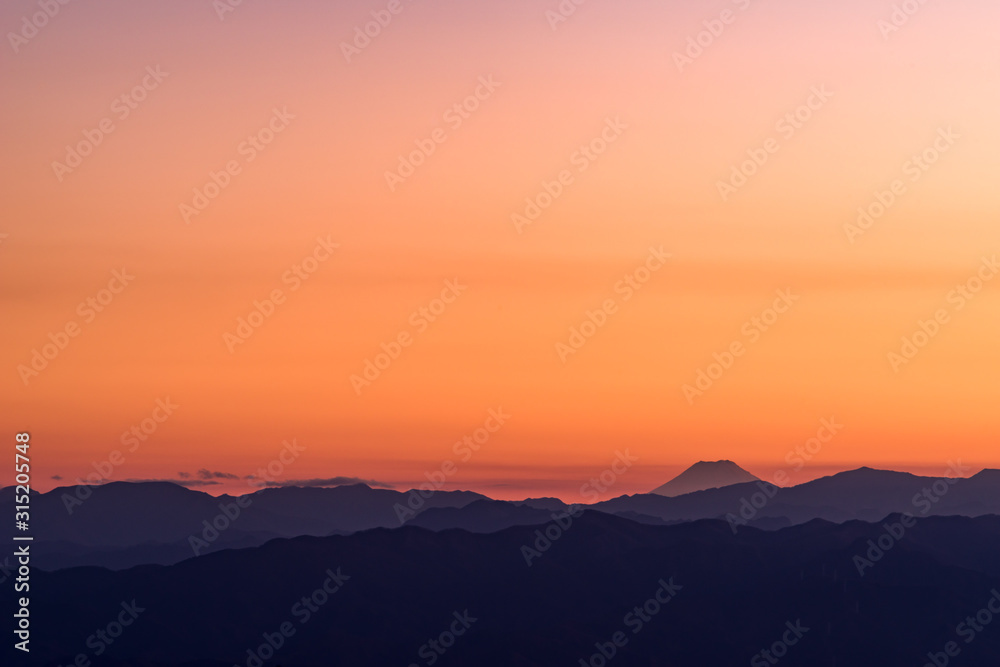 榛名山から望む夕景の富士山