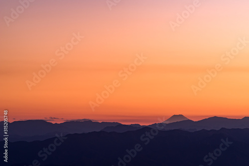 榛名山から望む夕景の富士山 © jyugem