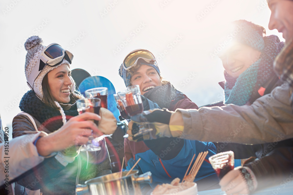 © Agnieszka Olek/Caia Image - Skier friends toasting cocktail glasses apres-ski
