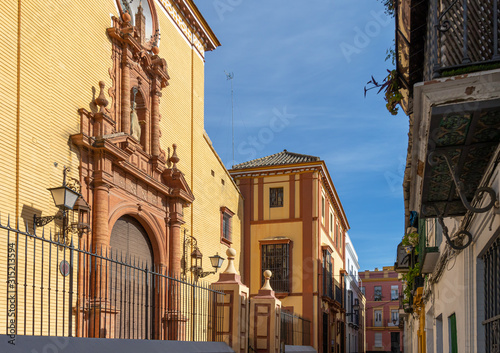 Fachada de la Parroquia de San Bernardo de Sevilla, en el barrio típico de San Bernardo, a mediodía de un día soleado