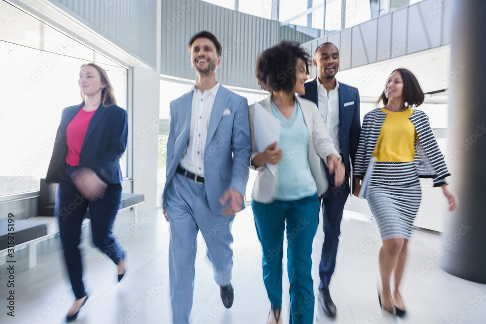 © Caiaimage/Martin Barraud/Caia Image - Business people walking in office lobby © Caiaimage/Martin Barraud/Caia Image - Business people walking in office lobby