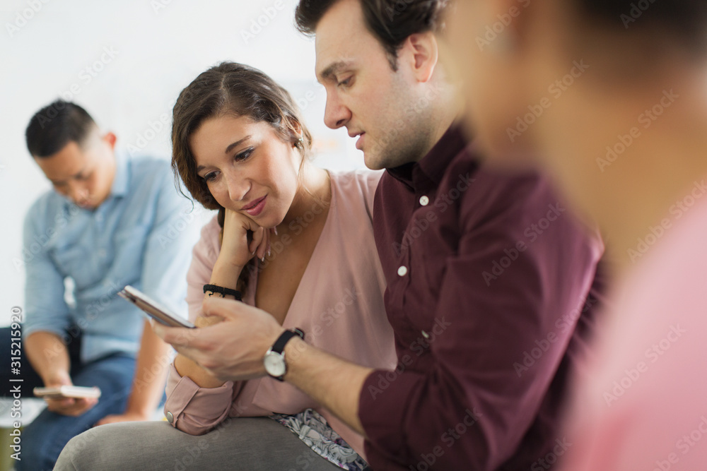 © Sam Edwards/Caia Image - Businessman showing digital tablet to businesswoman in meeting © Sam Edwards/Caia Image - Businessman showing digital tablet to businesswoman in meeting