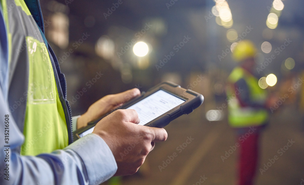 © Caiaimage/Agnieszka Olek/Caia Image - Close up steelworker supervisor using digital tablet in steel mill © Caiaimage/Agnieszka Olek/Caia Image - Close up steelworker supervisor using digital tablet in steel mill