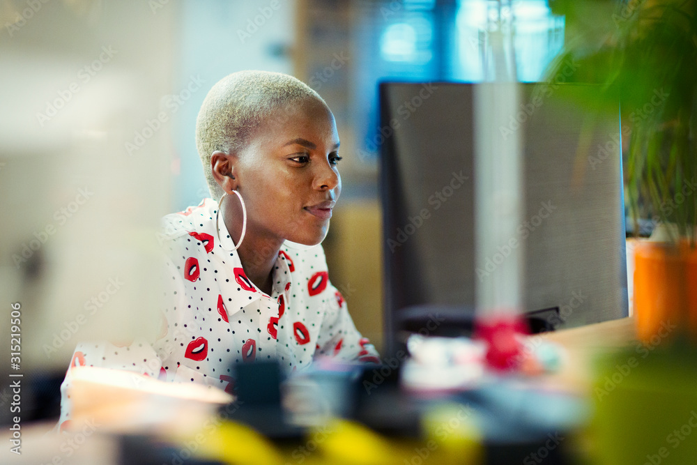 © Robert Daly/Caia Image - Focused businesswoman working at computer in office © Robert Daly/Caia Image - Focused businesswoman working at computer in office