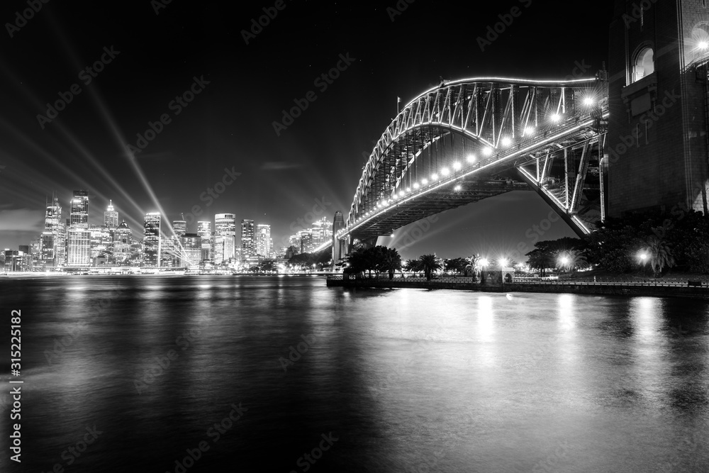 Fototapeta premium Czarno-białe zdjęcie Sydney Harbour Bridge w nocy