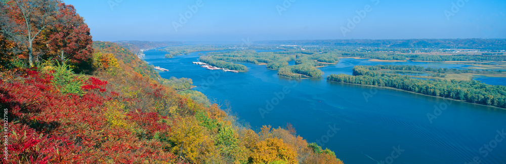 Fototapeta premium U zbiegu rzek Mississippi i Wisconsin w stanie Iowa