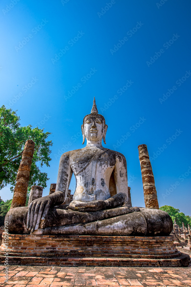 Obraz premium Background, the landmark of the Buddhist tourist attraction in Sukhothai Historical Park, tourists all over the world come to see the beauty always in Thailand.