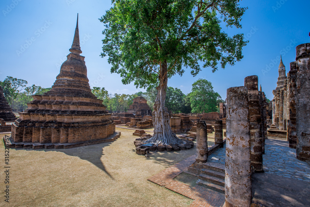 Naklejka premium Background, the landmark of the Buddhist tourist attraction in Sukhothai Historical Park, tourists all over the world come to see the beauty always in Thailand.
