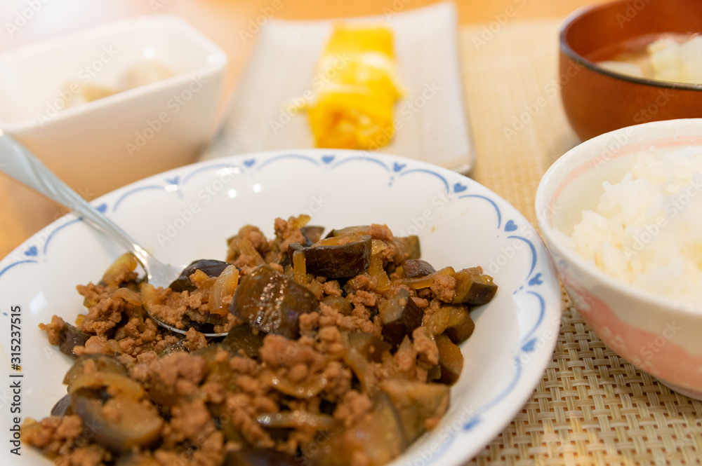 地味な茶色の食卓 地味な茶色の食卓