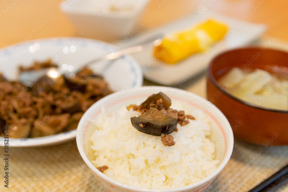 地味な茶色の食卓