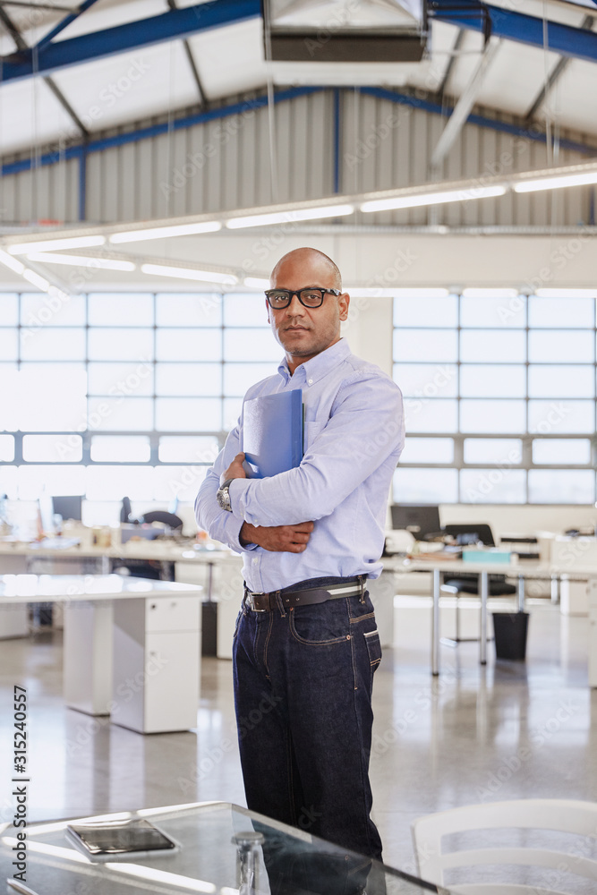 © Ryan Lees/Caia Image - Portrait confident businessman in office © Ryan Lees/Caia Image - Portrait confident businessman in office