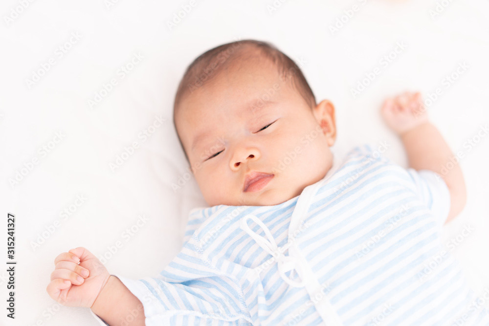 ベッドで眠る赤ちゃん ベッドで眠る赤ちゃん