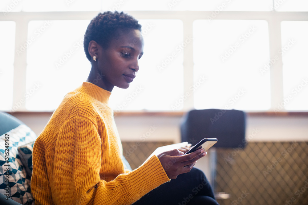 © Sam Edwards/Caia Image - Businesswoman using smart phone in office © Sam Edwards/Caia Image - Businesswoman using smart phone in office