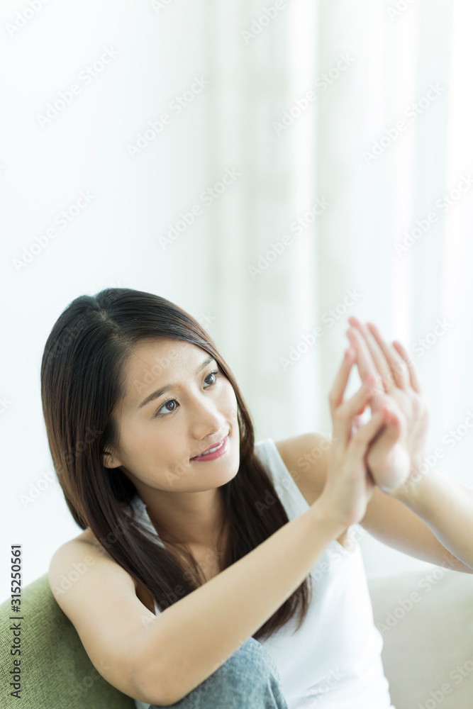 若い女性 美容 若い女性 美容