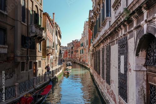 ヴェネツィアの路地裏　風景　水路 © yujistyle