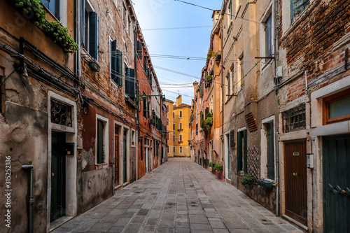 ヴェネツィアの路地裏　風景　街並み © yujistyle