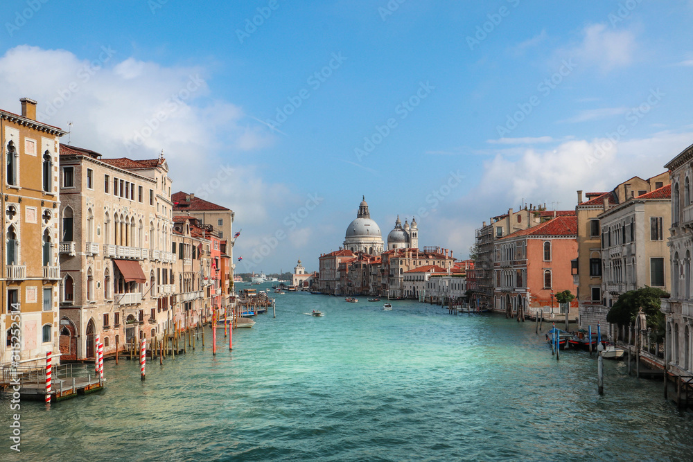 ヴェネツィア　橋からの美しい街並み