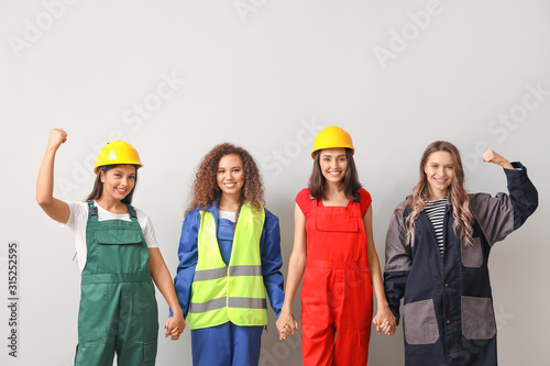 Female workers on light bac...