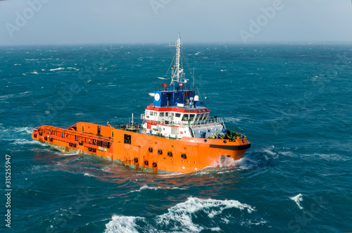 Sea tow in the high sea