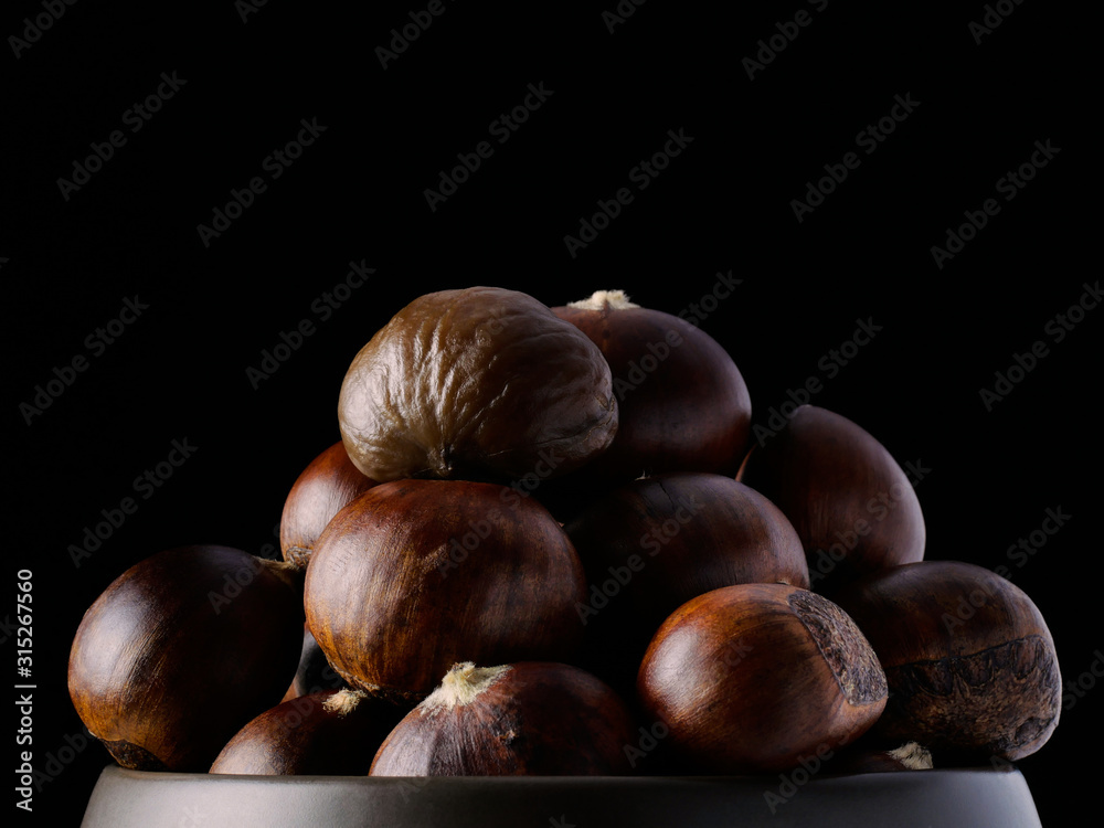 Obraz premium Chestnuts are grown as economic crops for selling seeds