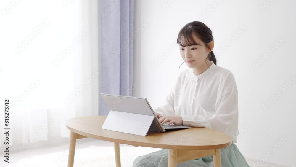 若い女性 パソコン 若い女性 パソコン