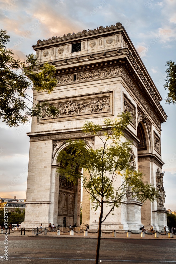 Obraz premium triumphal arch of triumph in paris