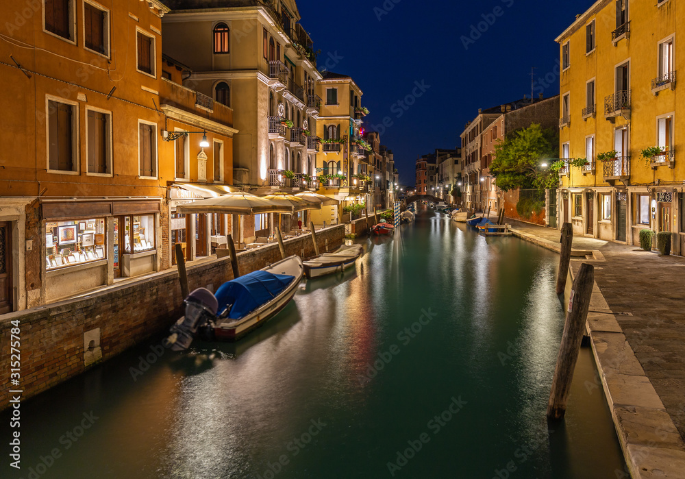 Seitenkanal in Venedig bei Nacht