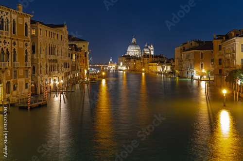 Canale Grande in Venedig bei Nacht von Accademia Brücke