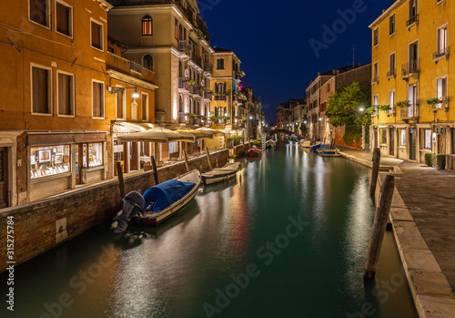 Seitenkanal in Venedig bei Nacht