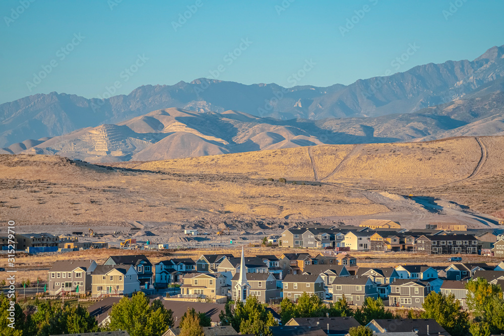 Town in Utah valley with picturesque mountains